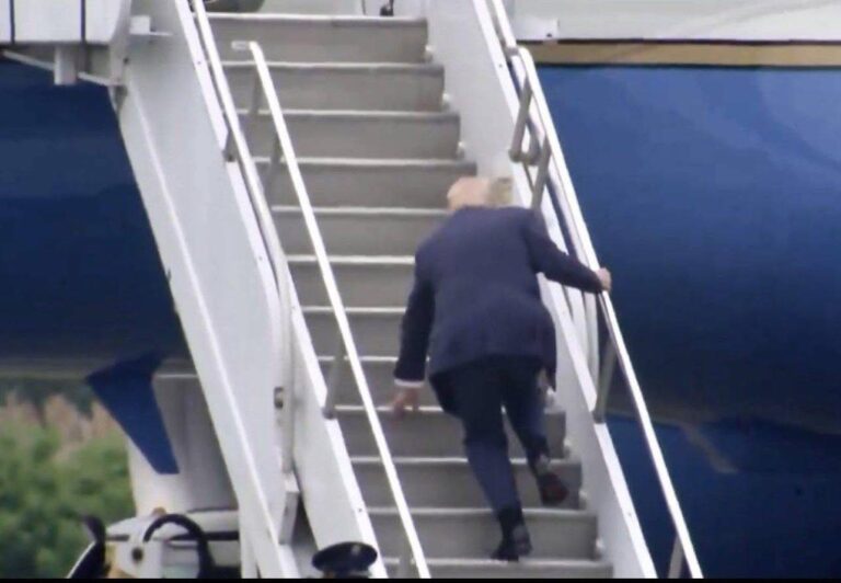 Donald Trump falls on the stairs while boarding Air Force One… see more…. Read full story in comment